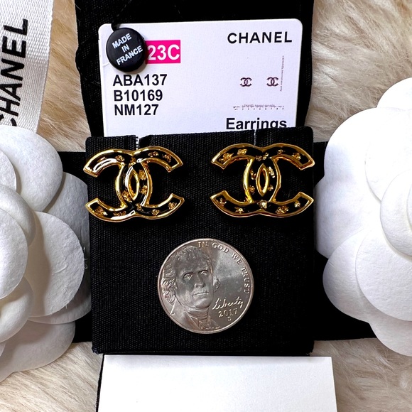 NIB Chanel 23C CC Logo Enamel Drop Earrings Black White – Boutique Patina